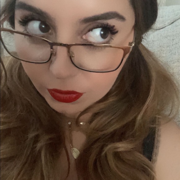 Meet your Posher, Adriana - Picture 2 of 2